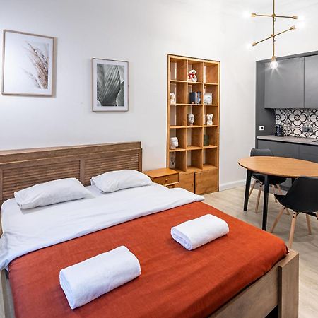 Apartamenty On Knyazya Romana Львов Экстерьер фото