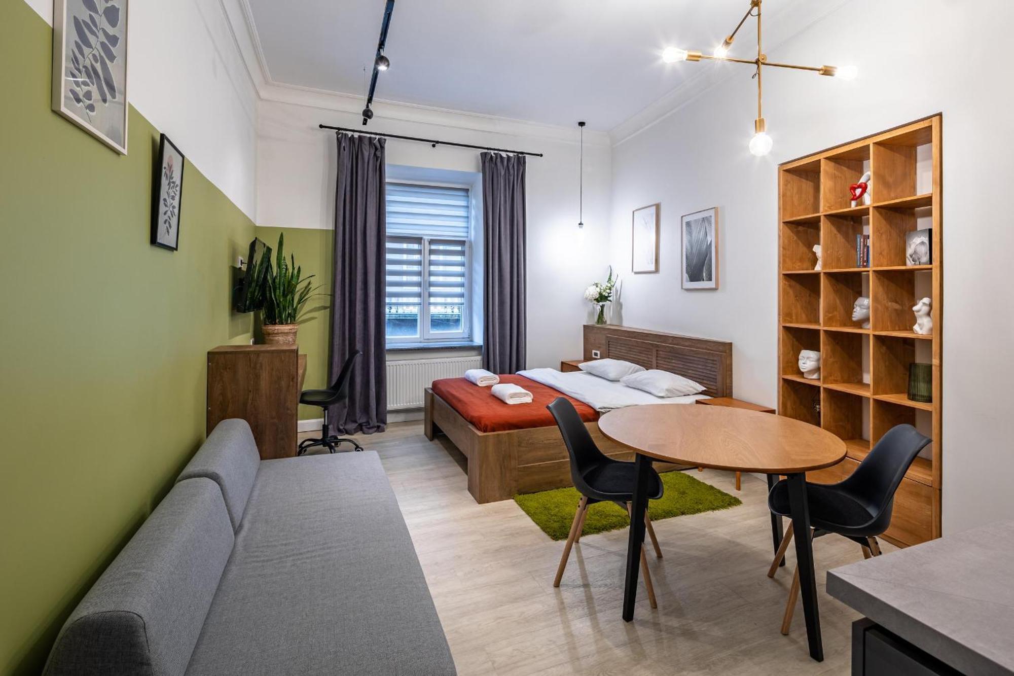 Apartamenty On Knyazya Romana Львов Экстерьер фото